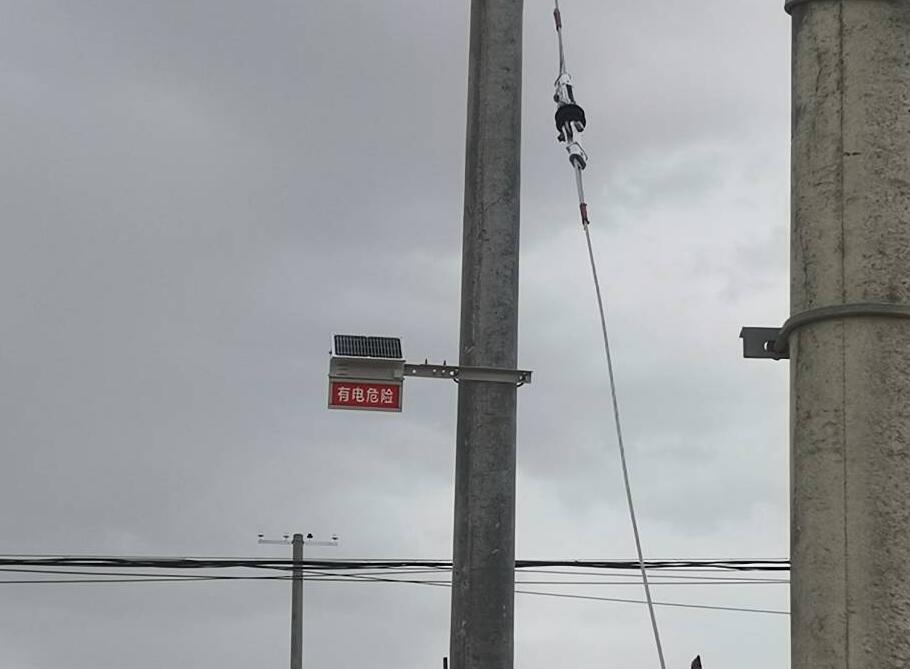甘肅電力安裝防外破警示牌，為電力防護(hù)增添“保護(hù)傘”